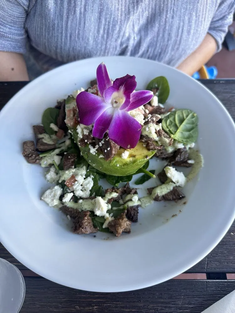 Stuffed avocado with skirt steak